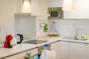 Fridge, microwave, oven, coffee/tea maker