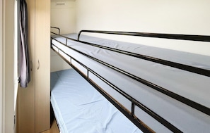 House | 5 bedrooms, individually furnished, bed sheets