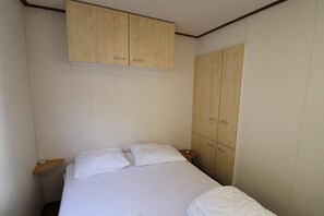 5 bedrooms, individually furnished, bed sheets