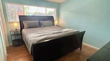 Departamento económico, 1 habitación, aire acondicionado | Tabla de planchar con plancha, wifi gratis y ropa de cama