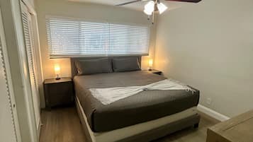Tabla de planchar con plancha, wifi gratis y ropa de cama