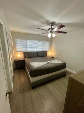 Apartamento conforto, varanda, vista para o jardim | Ferros/tábuas de passar roupa, Wi-Fi de cortesia, roupa de cama