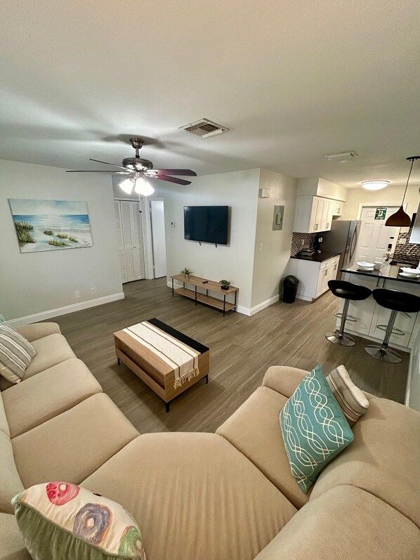 Appartement Confort, patio, vue jardin | Coin séjour