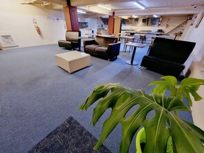 Microwave, oven, stovetop, dishwasher - Oceanic Hostel (Auckland)