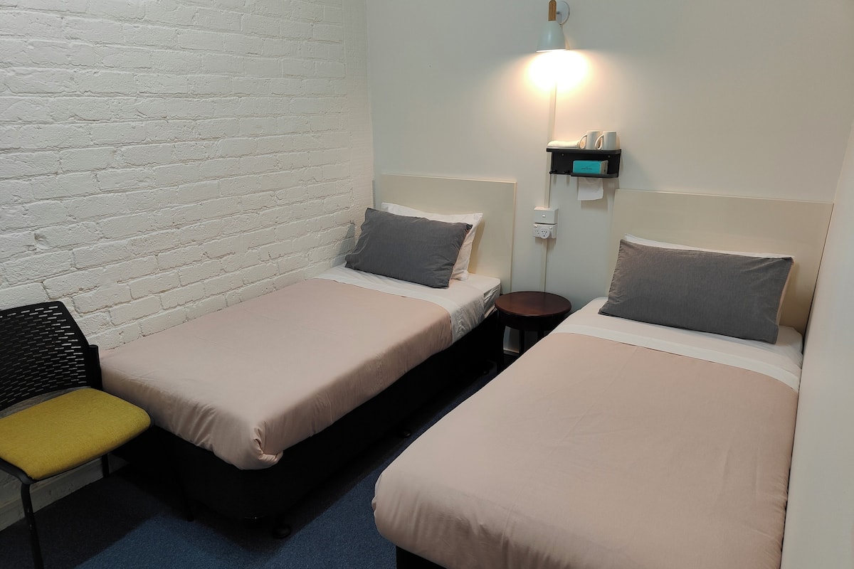 Chambre de base avec lits jumeaux, non-fumeur, pas de fenêtre | Accès au Wi-Fi (inclus), literie fournie