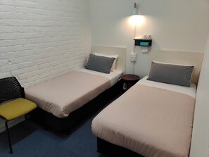 Habitación básica con 2 camas individuales, para no fumadores, sin ventanas | Wifi gratis y ropa de cama 