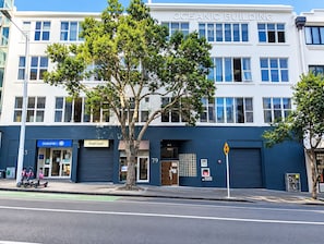 A multi-story building with a sign reading 'Oceanic Building.' - Oceanic Hostel (Auckland)