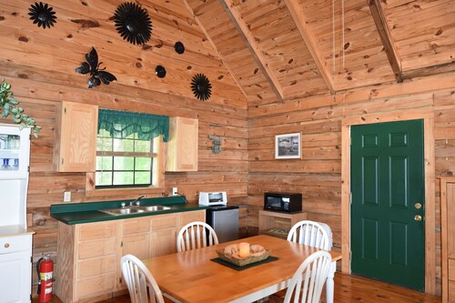 Cozy Pondside Cabin five minutes from Laurel Lake