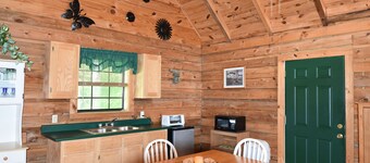 Cozy Pondside Cabin five minutes from Laurel Lake