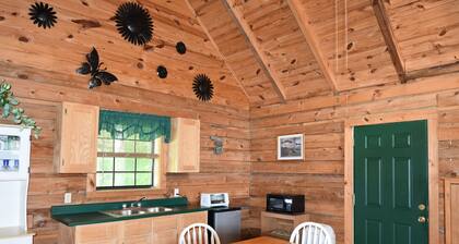 Cozy Pondside Cabin five minutes from Laurel Lake