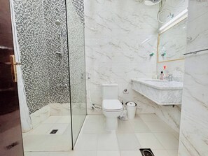 Secadora de cabello, toallas, jabón, papel de baño 