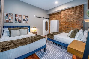 1 habitación, escritorio, tabla de planchar con plancha y cuna de viaje 