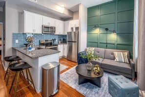 Refrigerador, microondas, horno, placa de cocina