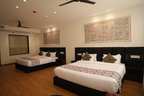 Family Suite | In-room safe, desk, laptop workspace, iron/ironing board