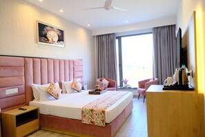 Deluxe tweepersoonskamer, uitzicht op stad | Een kluis op de kamer, een bureau, een laptopwerkplek