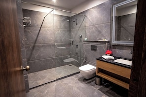 Deluxe Room | Bathroom | Towels, soap, shampoo, toilet paper