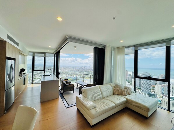 TV connectée, livres, chaîne hi-fi