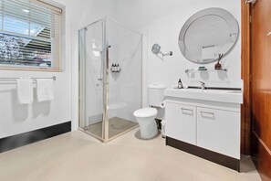 Dusche, Haartrockner, Handtücher, Shampoo