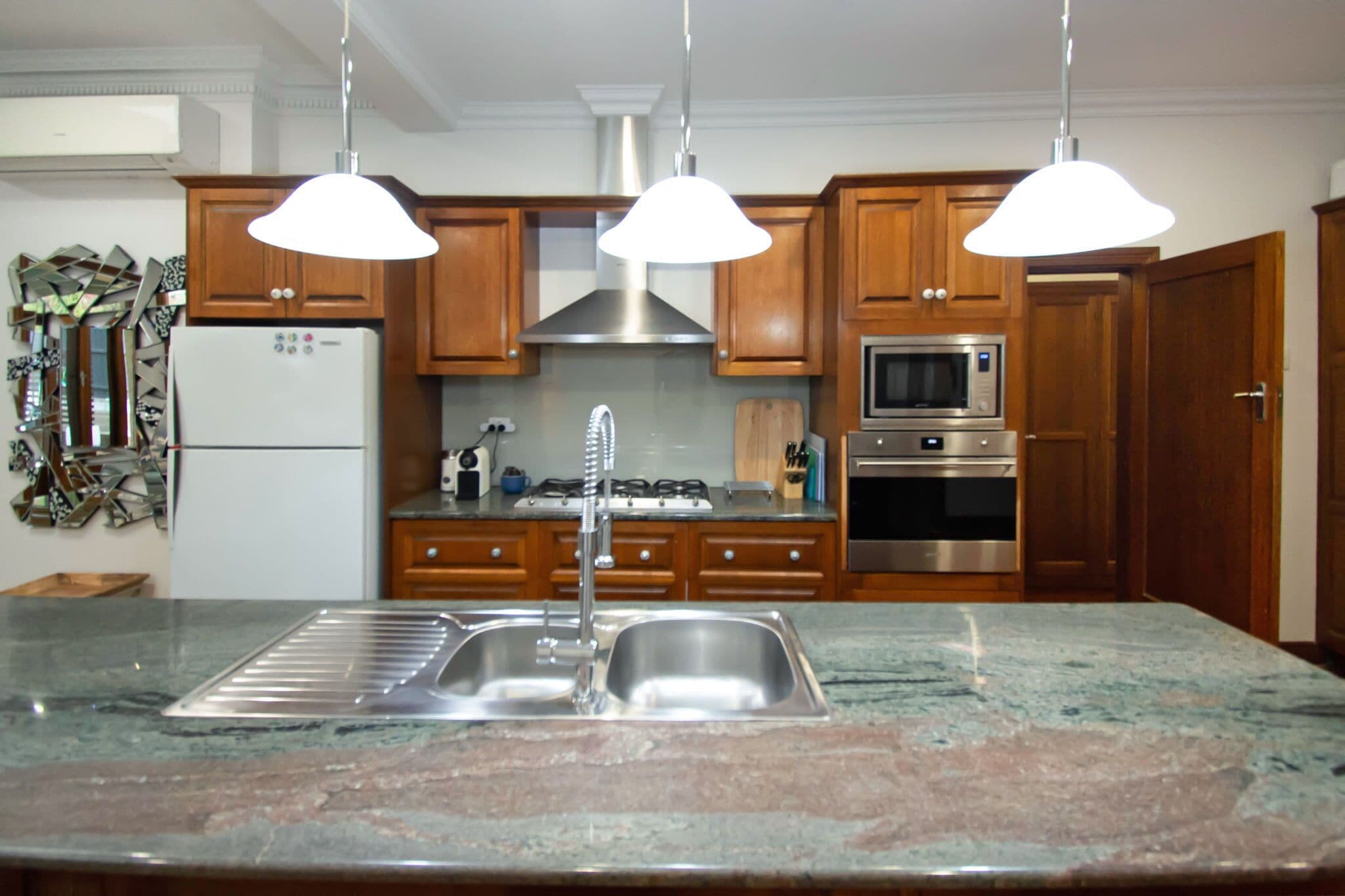 Kjøleskap, mikrobølgeovn, ovn og kokeplater