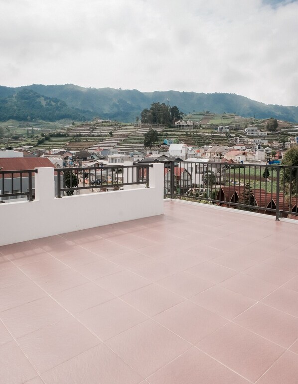 Una terrazza con vista su campi a terrazze e edifici.