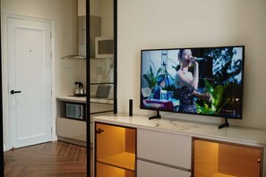 Espacio para trabajar con laptop y cortinas blackout