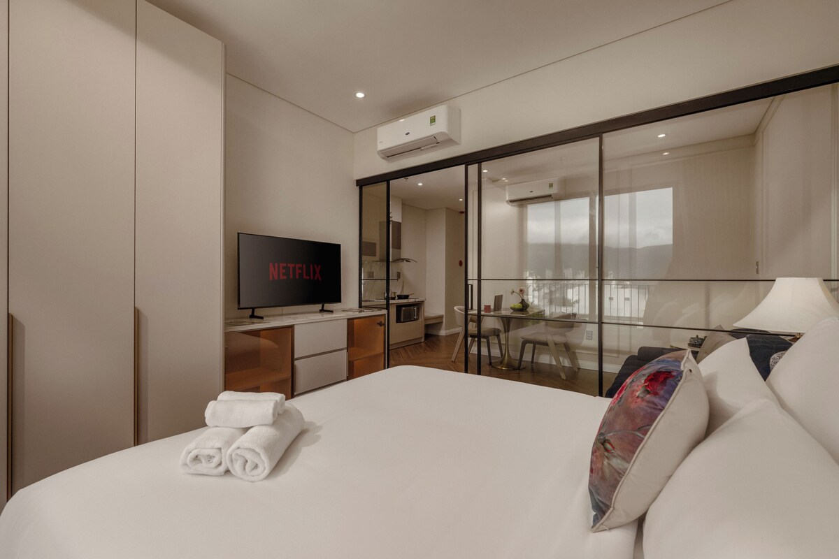 Apartment, Ground Floor | Desk, laptop workspace, blackout curtains