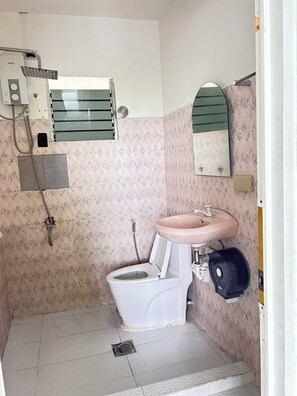 Habitación clásica con 2 camas individuales | Baño | Regadera, amenidades de baño gratuitas, toallas, jabón