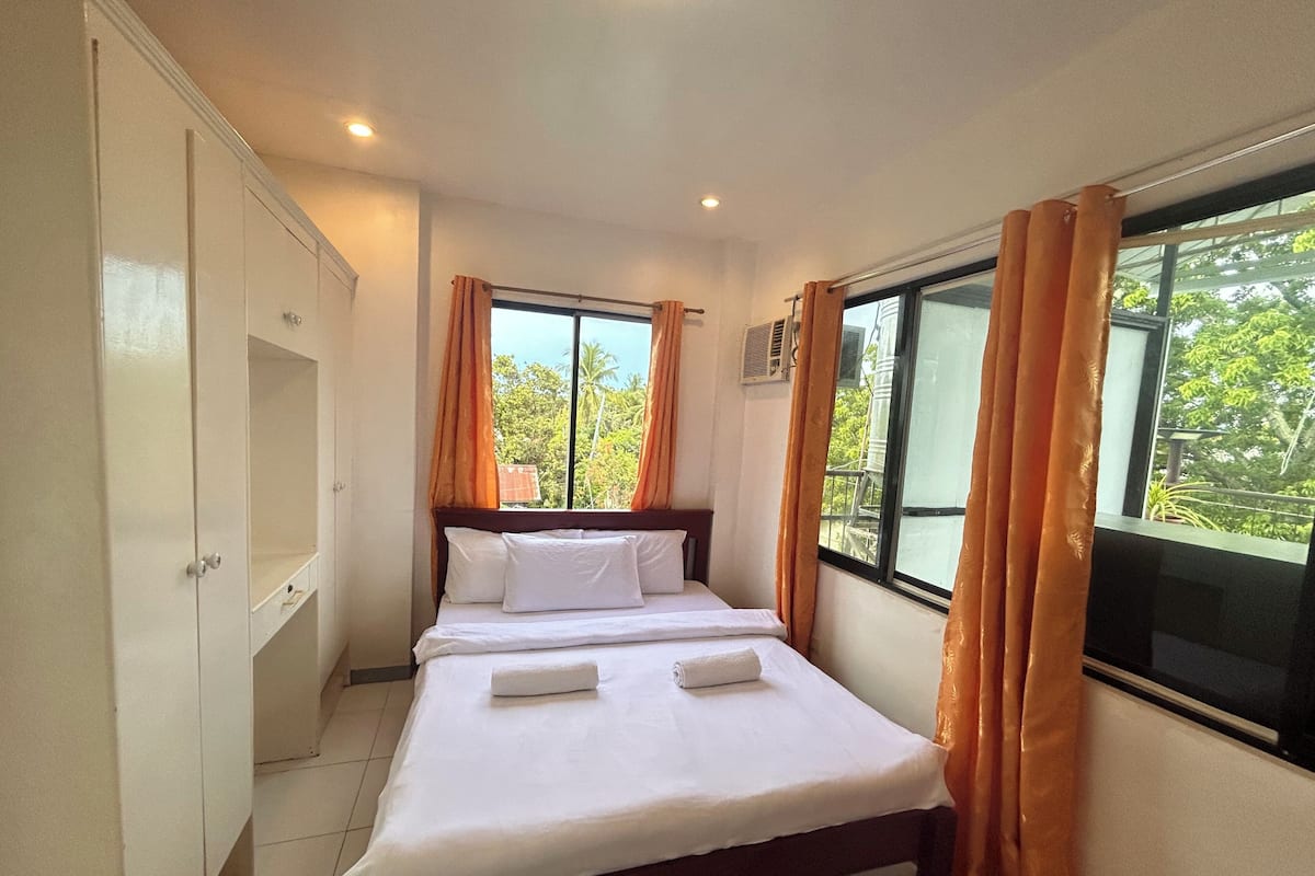 Basic Double Room, Lanai, Courtyard View | Peti besi dalam bilik, meja, ruang kerja komputer riba, Wi-fi percuma
