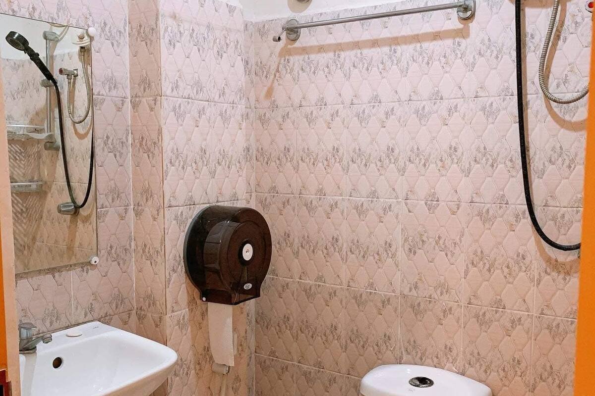 Een douche, gratis toiletartikelen, handdoeken, zeep
