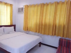 Peti besi dalam bilik, meja, ruang kerja komputer riba, Wi-fi percuma
