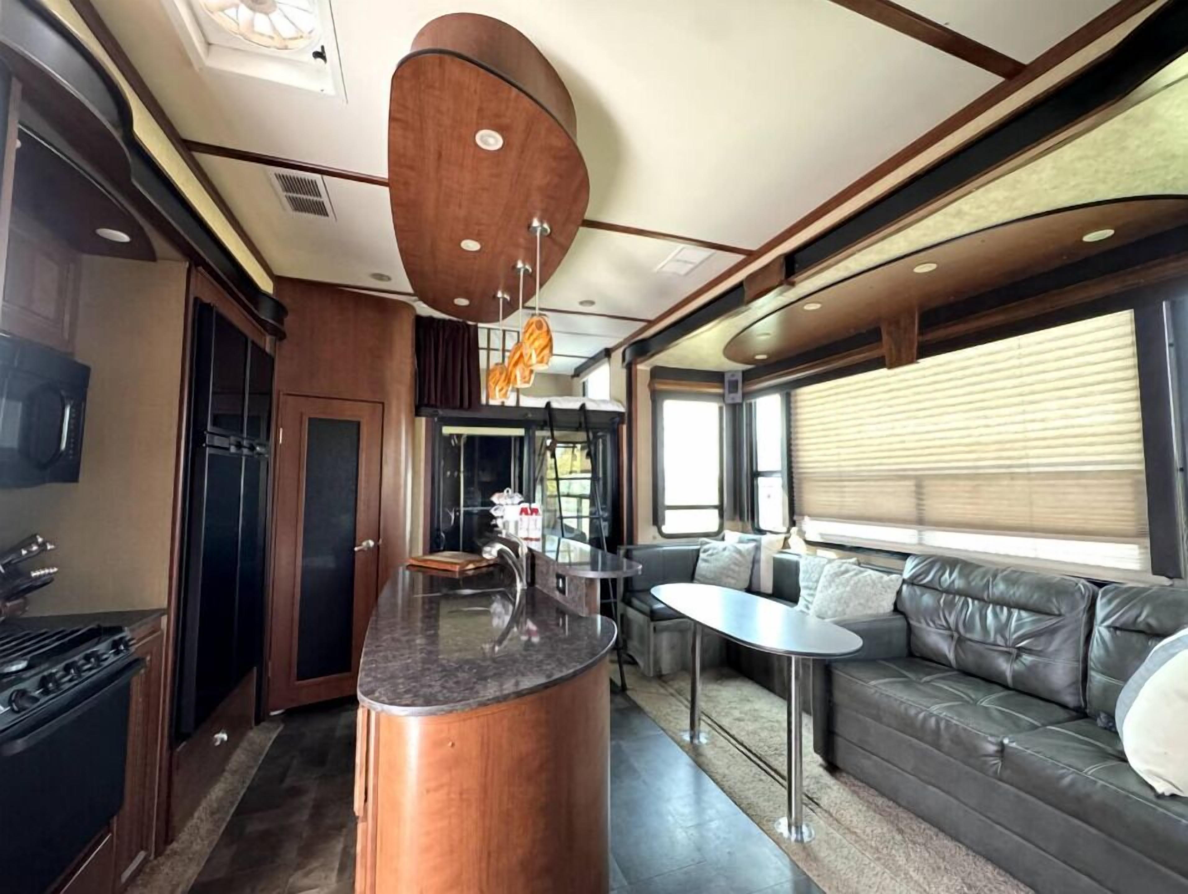 Luxury Double Room | Living area | 32-inch flat-screen TV with digital channels, Netflix