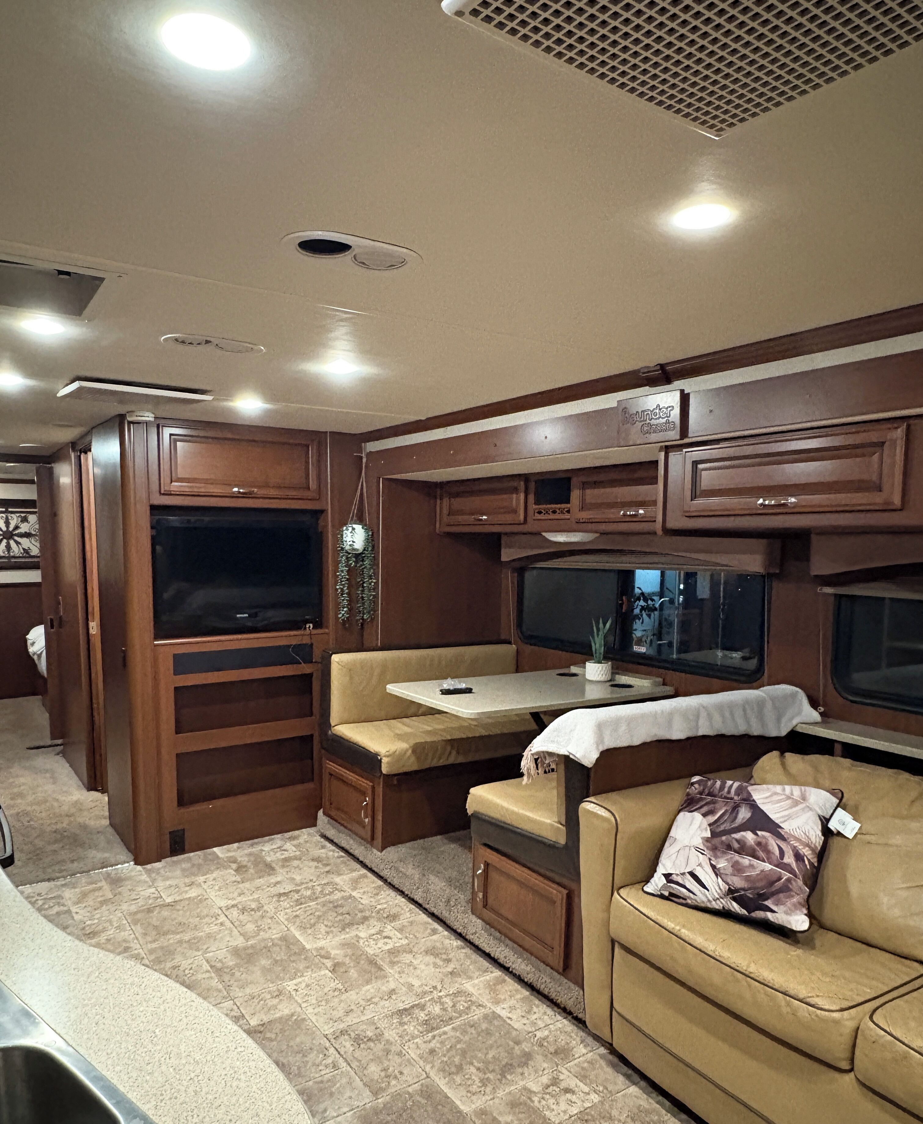 Deluxe Μικρό Σπίτι | Περιοχή καθιστικού | Τηλεόραση Smart 32 ιντσών με ψη φιακά κανάλια, Netflix