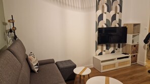 Smart-TV, Bücher, Stereoanlage