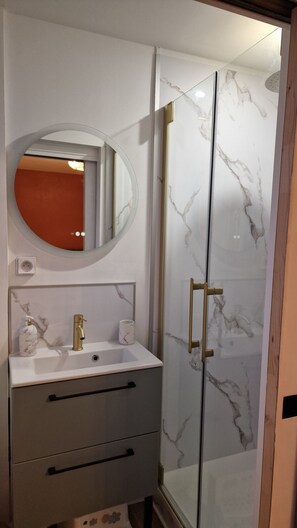 Dusche, Haartrockner, Handtücher, Seife