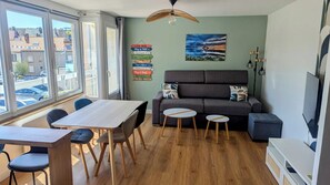 Smart-TV, Bücher, Stereoanlage