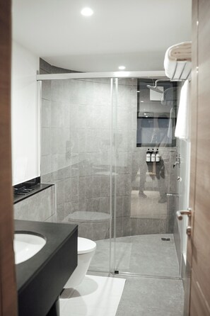 Deluxe Double Room | Bathroom | Slippers