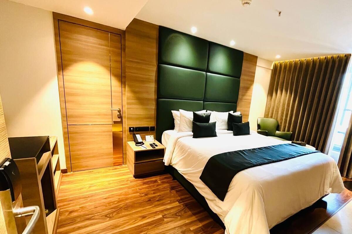 Deluxe Double Room | Minibar, in-room safe, iron/ironing board, free WiFi