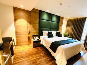 Deluxe tweepersoonskamer | Een minibar, een kluis op de kamer, een strijkplank/strijkijzer