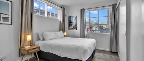 1 dormitorio, tabla de planchar con plancha, wifi y ropa de cama