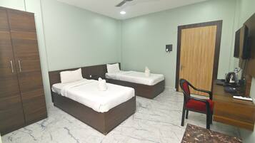 Deluxe Twin Room | Desk, laptop workspace, free WiFi