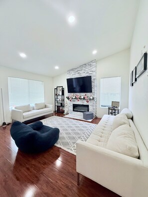 Smart TV, fireplace