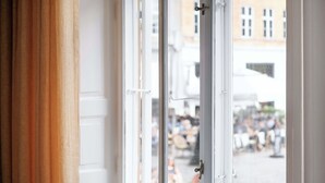 A window with a view of a street scene outside. - Former Dukes Residence - 4 bedrooms - 2 bathroms (København)