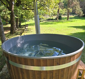 Outdoor spa tub - LES LOGIS DU CHATEAU MARIE VICTORIA on the way to ST-JACQUES-DE-COMPOSTELLE (La Vergne (17400))