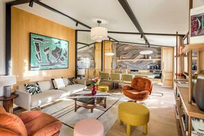 Apartment, Stadtblick | Wohnbereich | Arbeitsbereiche