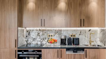 Apartment, City View | Private kitchen | Fridge, microwave, oven, stovetop