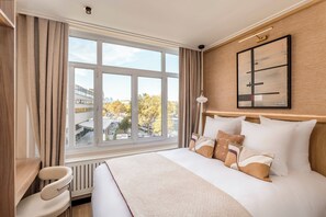 Departamento, vista a la ciudad | Ropa de cama hipoalergénica y camas con pillow-top 