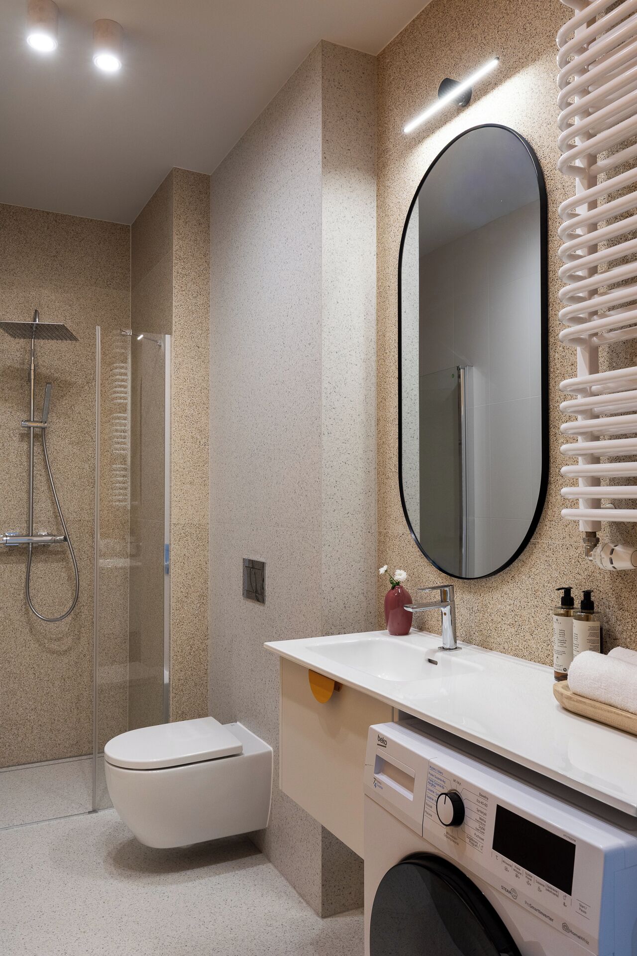 Un baño moderno con inodoro, ducha y lavamanos.