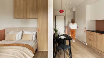 Studiosuite, Balkon, Stadtblick | Schreibtisch, laptopgeeigneter Arbeitsplatz, Bügeleisen/Bügelbrett