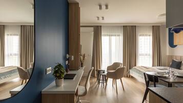 Studio, Balkon | Wohnbereich | 55-Zoll-Smart-TV mit Kabelempfang