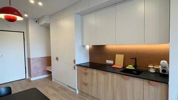 Studio Suite, Balcony, City View | Private kitchen | Full-sized fridge, microwave, stovetop, dishwasher